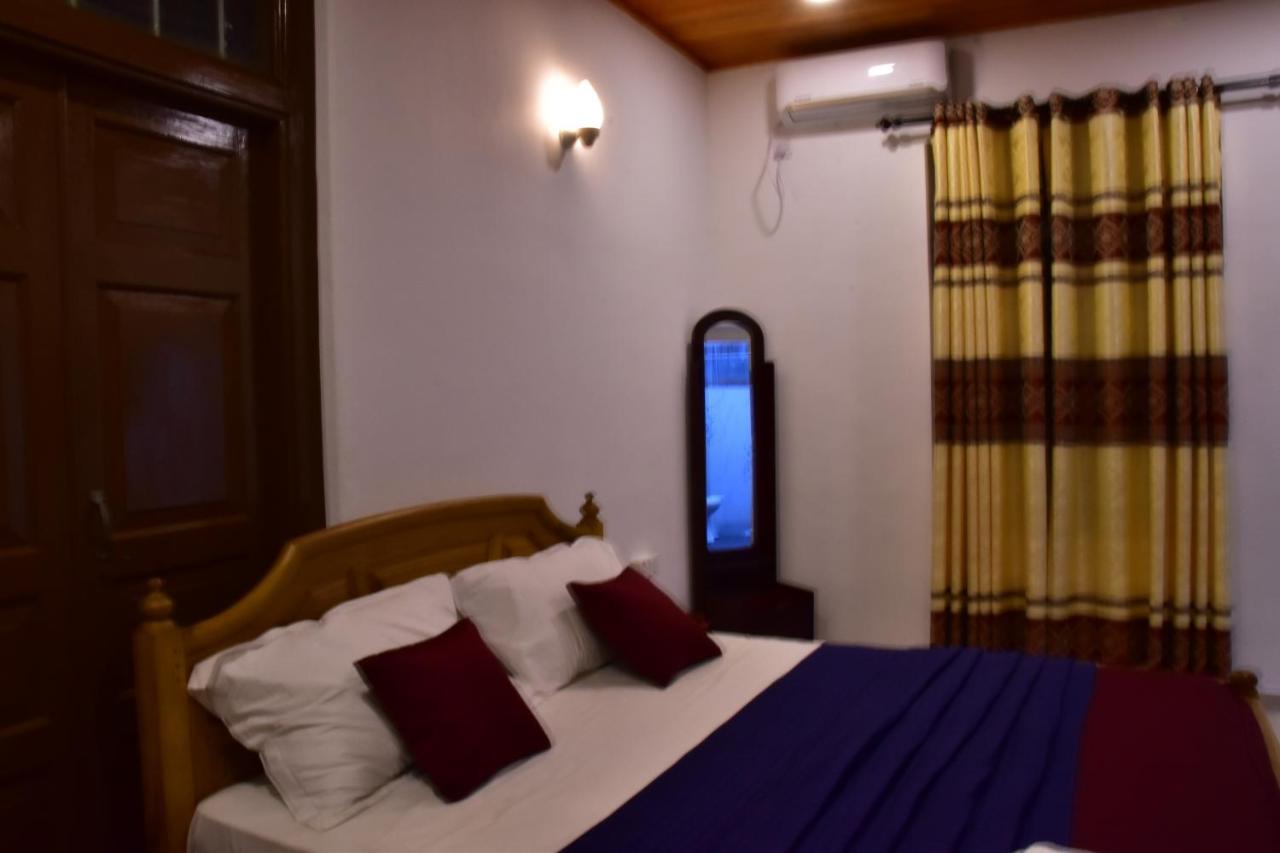 Peninsula Hotel Jaffna Exteriör bild